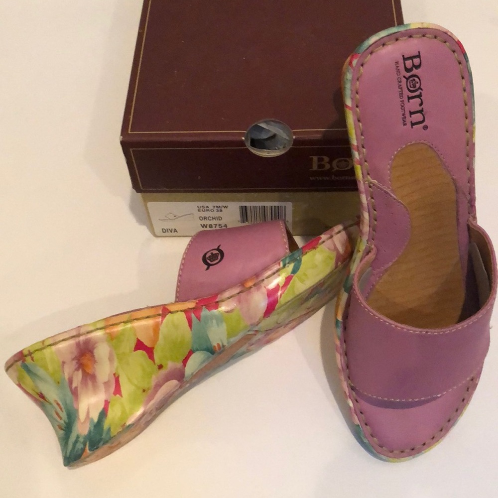 Brand new flowered heel Born leather sandals